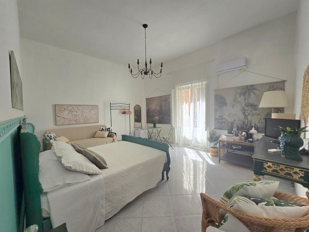 Camera tripla con bagno - in pieno centro storico (CIN IT081021C23F2CSN2W)